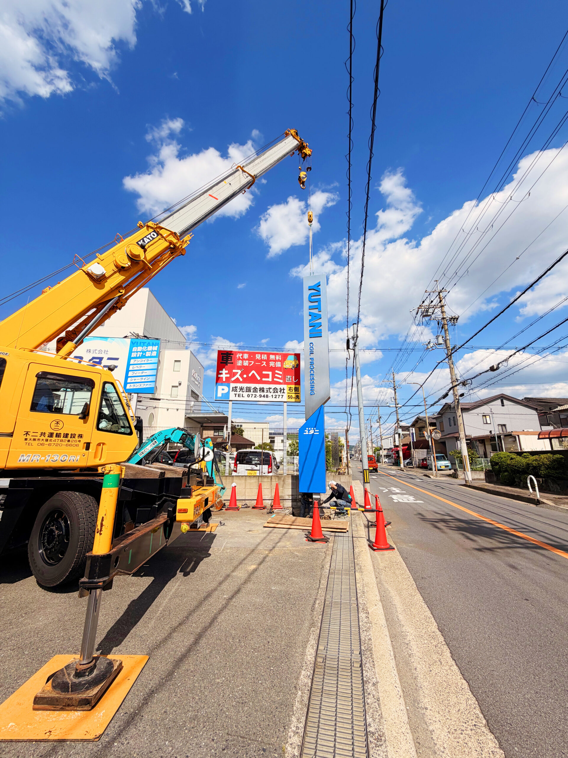 3日目・クレーンによる看板本体の吊り上げの様子