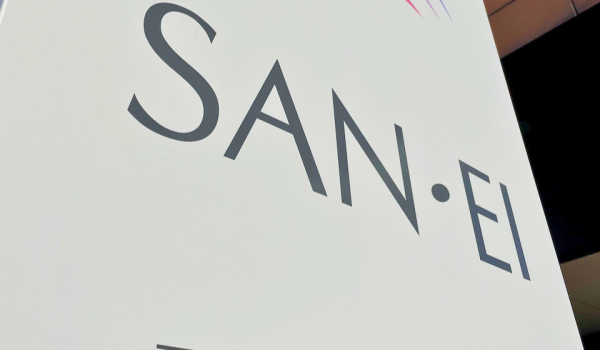 会社のシンボルマーク入り自立看板